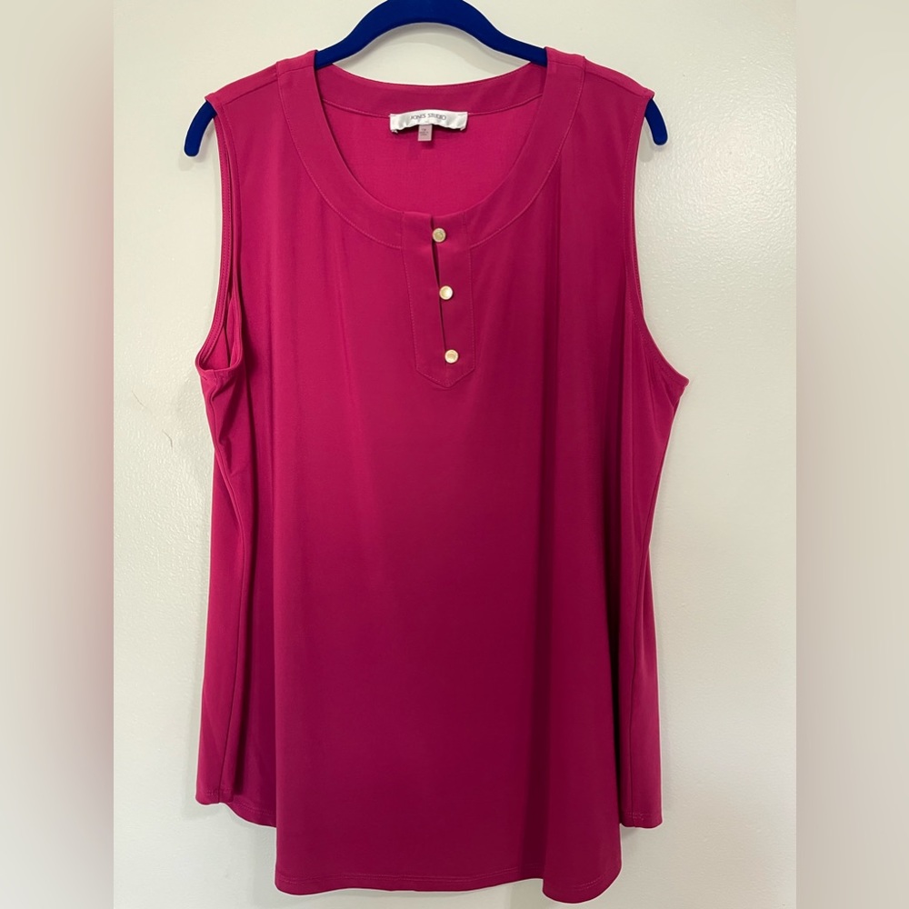 Sleeveless scoop neck three button tunic